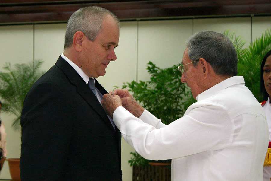 El General de Ejército Raúl Castro Ruz (D), Primer Secretario del Comité Central del Partido Comunista de Cuba (CC PCC), y Presidente de los Consejos de Estado y de Ministros (CEM), impone título de Héroe del Trabajo de la República de Cuba, al teniente coronel Dr. Roberto Castellanos Gutiérrez, del Centro de Investigaciones Médico Quirúrgicas (CIMEQ), en ceremonia efectuada en el Salón de Protocolo de Cubanacán, en La Habana, el 29 de abril de 2017. Foto: César A. Rodríguez