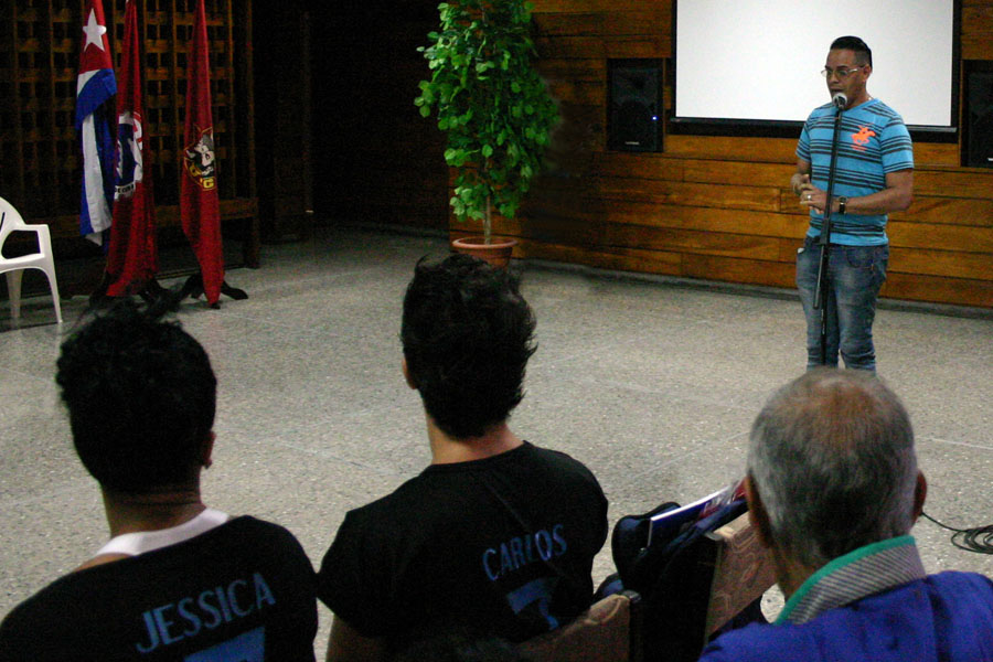 Queremos maestros con vocación y a veces los educadores somos muy subestimados, afirmó Yuleiski Moré, profesor de uan Secundaria Básica. Foto: César A. Rodríguez