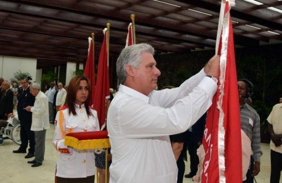 Miguel Díaz-Canel Bermúdez (C), miembro del Buró Político del Partido Comunista de Cuba y Primer Vicepresidente de los Consejos de Estado y de Ministros, hace entrega de la Orden Lázaro Peña a colectivos laborales, en ceremonia efectuada en el Salón de Protocolo de Cubanacán, en La Habana, Cuba, el 29 de abril de 2017. Foto: ACN / Marcelino Vázquez Hernández