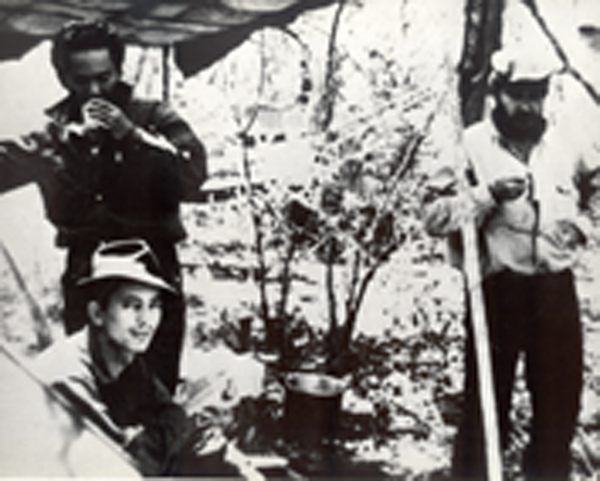 El capitán San Luis en 1959; Eliseo Reyes en la Revolución y Rolando en Bolivia (sentado).
