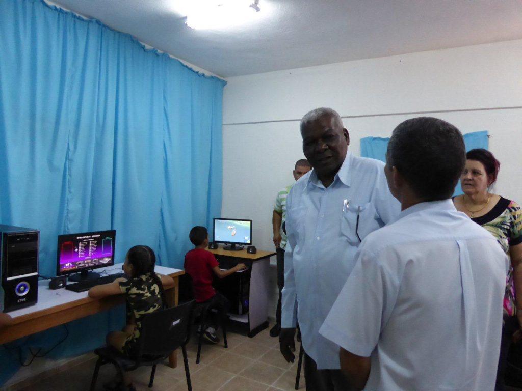 Esteban Lazo y Teresa Rojas Monzón visitan el centro tecnológico. Foto: Ventura de Jesús