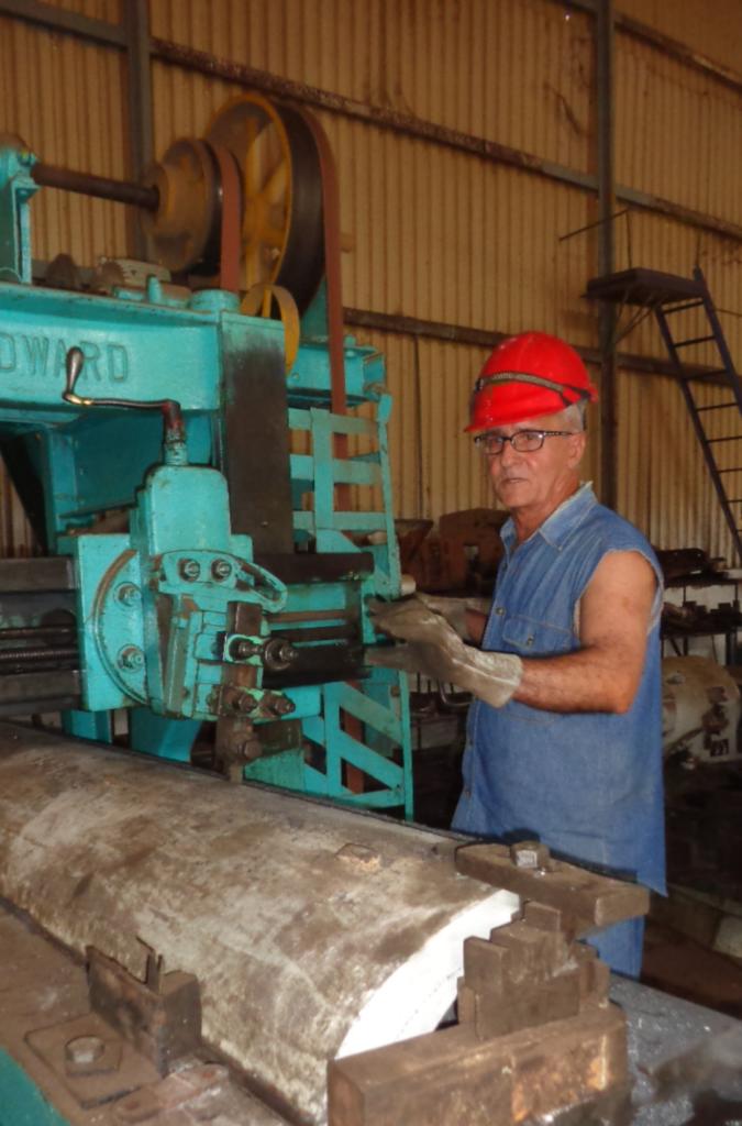 El operador A de máquinas herramienta  acondiciona una de las piezas esenciales para la próxima zafra azucarera.  Foto: Noryis
