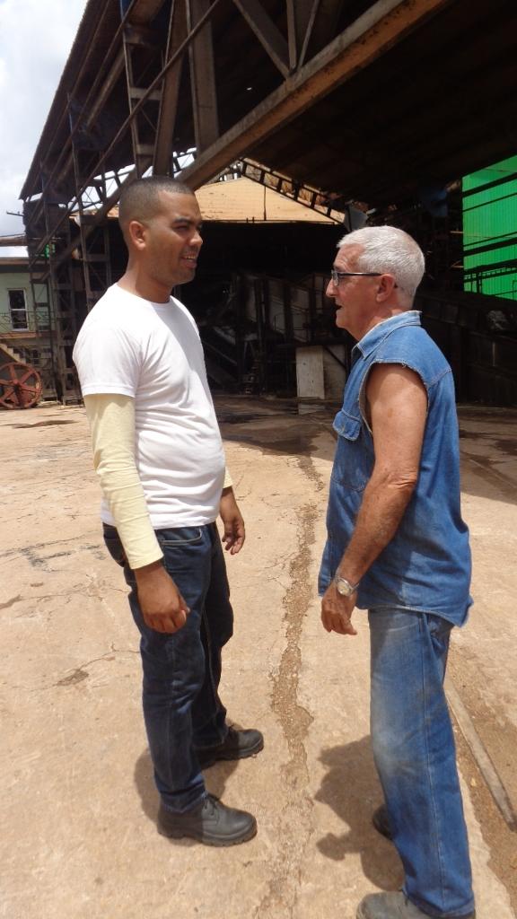 El director del Rabí y Merino analizan los daños que, lluvias como la de estos días, ocasionan el cumplimiento del plan de azúcar, meta que esperan alcanzar. Foto: Noryis
