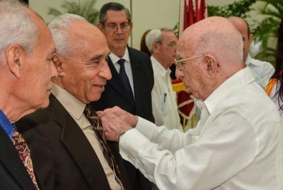 José Ramón Machado Ventura (D), Segundo Secretario del Comité Central del Partido Comunista de Cuba (CC PCC), hace entrega del título de Héroe del Trabajo de la República de Cuba a Raúl Candebat Candebat, médico especialista de segundo grado en cirugía ortopédica y traumatología del hospital Hermanos Ameijeiras, en la capital, en ceremonia efectuada en el Salón de Protocolo de Cubanacán, en La Habana, el 29 de abril de 2017. Foto: ACN / Marcelino Vázquez Hernández