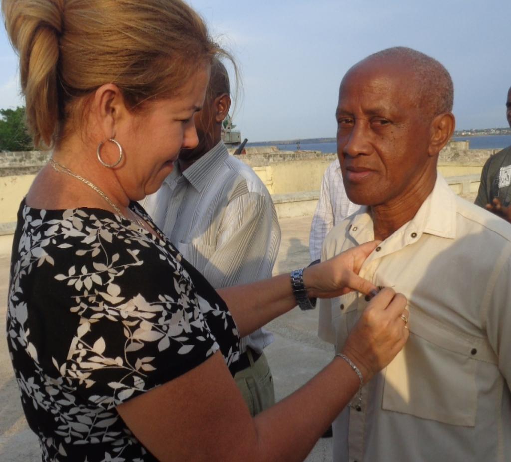 Isdalis Rodríguez Rodríguez, miembro del Comité Central del Partido y secretaria general del Comité Provincial de la CTC, condecoró a Leonel Timoteo Domínguez. Foto: Noryis