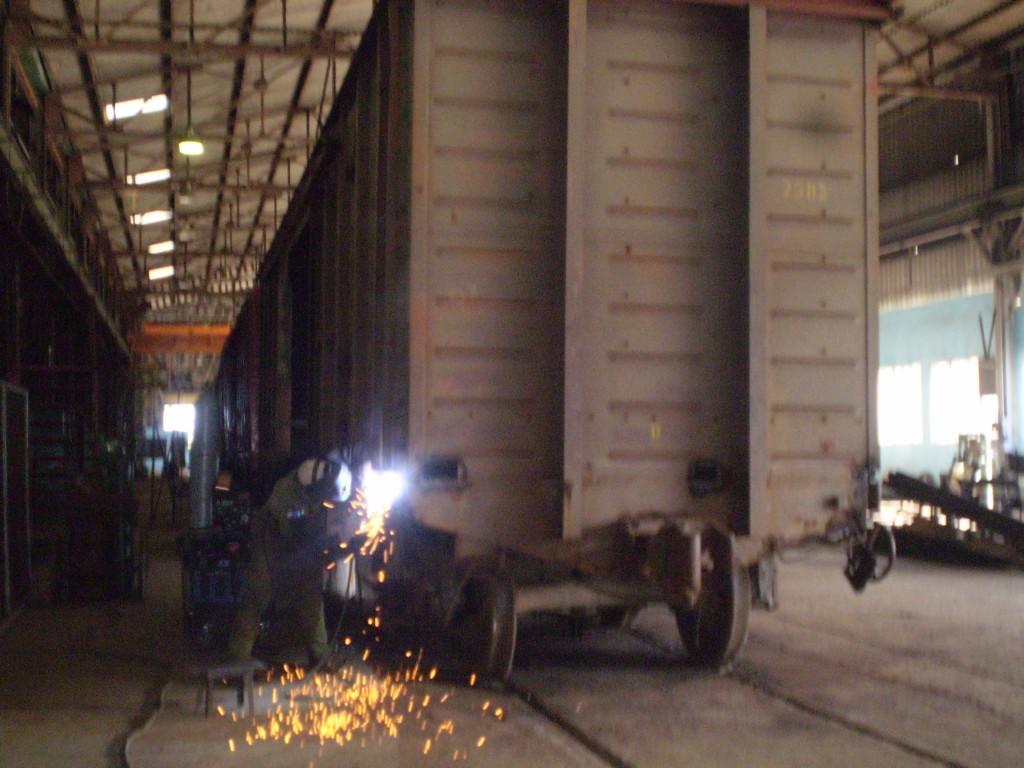 Los trabajadores de la Valdés Reyes están comprometidos a cumplir con el plan de reparación de equipos ferroviarios. Foto: Noryis