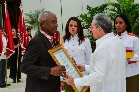 Raúl entrega del título de Héroe del Trabajo de la República de Cuba, a Salvador Ávalos Armenteros, quien labora como pailero en la entidad ferroviaria 60 Aniversario del municipio de Florida, en ceremonia efectuada en el Salón de Protocolo de Cubanacán, en La Habana, Cuba, el 29 de abril de 2017. Foto: ACN / Marcelino Vázquez Hernández