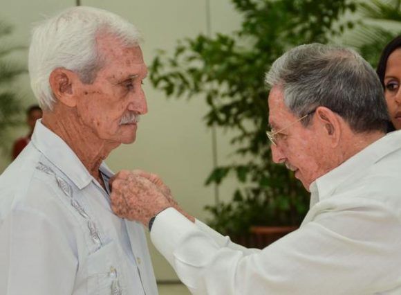 El General de Ejército Raúl Castro Ruz (D), Primer Secretario del Comité Central del Partido Comunista de Cuba (CC PCC), y Presidente de los Consejos de Estado y de Ministros (CEM), hace entrega del título de Héroe del Trabajo de la República de Cuba, a Jorge Luis Álvarez, operario A de la Empresa Resecadora de Tabaco Rubio La Salud, en Quivicán, Mayabeque, en ceremonia efectuada en el Salón de Protocolo de Cubanacán, en La Habana, Cuba, el 29 de abril de 2017. Foto: ACN / Marcelino Vázquez Hernández