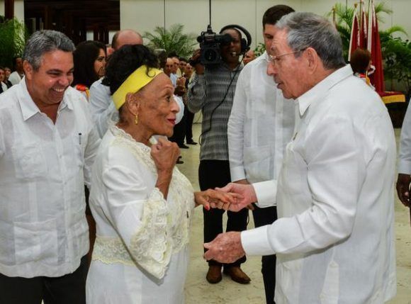 Raúl saluda a la cantante Omara Portuondo, durante la ceremonia de entrega de titulos de Héroes y Heroínas del Trabajo de la República de Cuba, efectuada en el Salón de Protocolo de Cubanacán, en La Habana, Cuba, el 29 de abril de 2017. Foto: ACN / Marcelino Vázquez Hernández