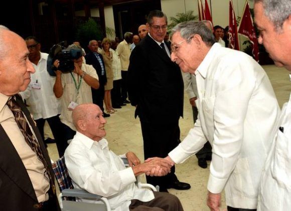 Raúl saluda al Héroe del Trabajo de la República de Cuba, Roberto Verrier, profesor de la Universidad Camilo Cienfuegos, de Matanzas, luego de concluida la ceremonia de entrega de títulos y condecoraciones, efectuada en el Salón de Protocolo de Cubanacán, en La Habana, Cuba, el 29 de abril de 2017. ACN / Foto: Marcelino Vázquez Hernández