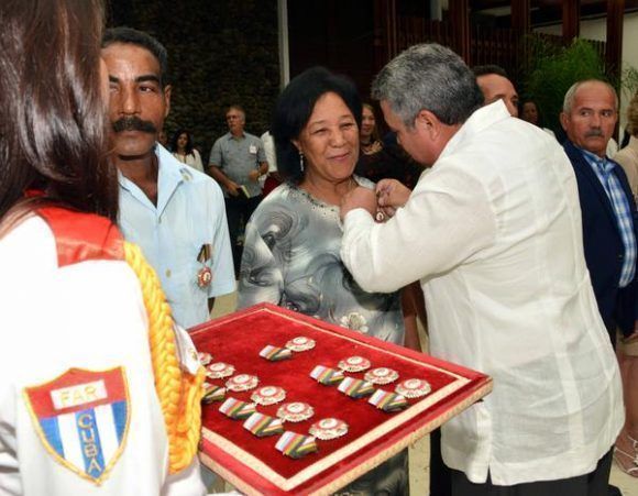 Ulises Guilarte De Nacimiento (D), secretario general de la Central de Trabajadores de Cuba (CTC), hace entrega de la Orden Lázaro Peña, a trabajadora destacada, en ceremonia efectuada en el Salón de Protocolo de Cubanacán, en La Habana, Cuba, el 29 de abril de 2017. Foto: ACN / Marcelino Vázquez Hernández