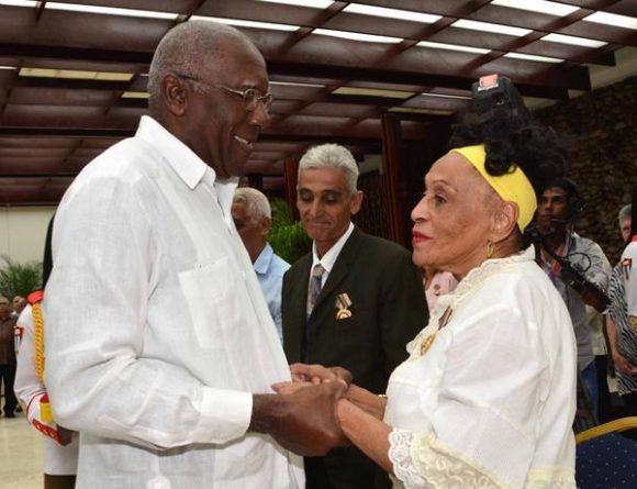 El miembro del Buró Político del Partido Comunista de Cuba, Salvador Valdés Mesa (I), Vicepresidente del Consejo de Estado, condecora con la Orden Lázaro Peña en Primer Grado a la cantante Omara Portuondo, en ceremonia efectuada en el Salón de Protocolo de Cubanacán, en La Habana, Cuba, el 29 de abril de 2017. Foto: ACN / Marcelino Vázquez Hernández