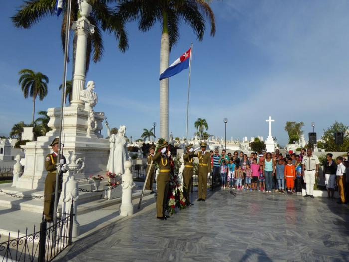 A floral wreath was laid at the tomb of Carlos Manuel de Céspedes on behalf of the Cuban people. Photo: Eduardo Palomares