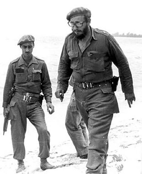 Fidel por las arenas de Playa Girón, 19 de abril de 1961. Foto: Fidel Soldados de las Ideas.