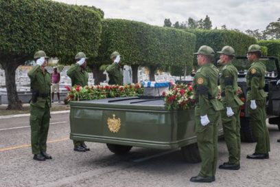 Ofrenda floral de Raúl a combatiente del Cuartel Moncada
