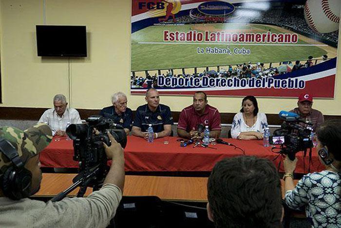 Conferencia de prensa en el estadio Latinoamericano. foto: Ismael Francisco