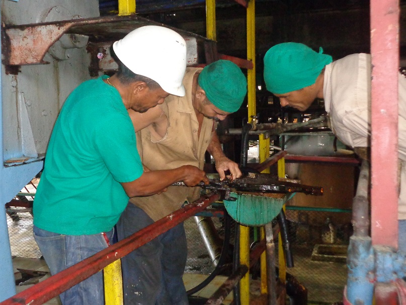 Los trabajadores de Granma de celebración y comprometidos