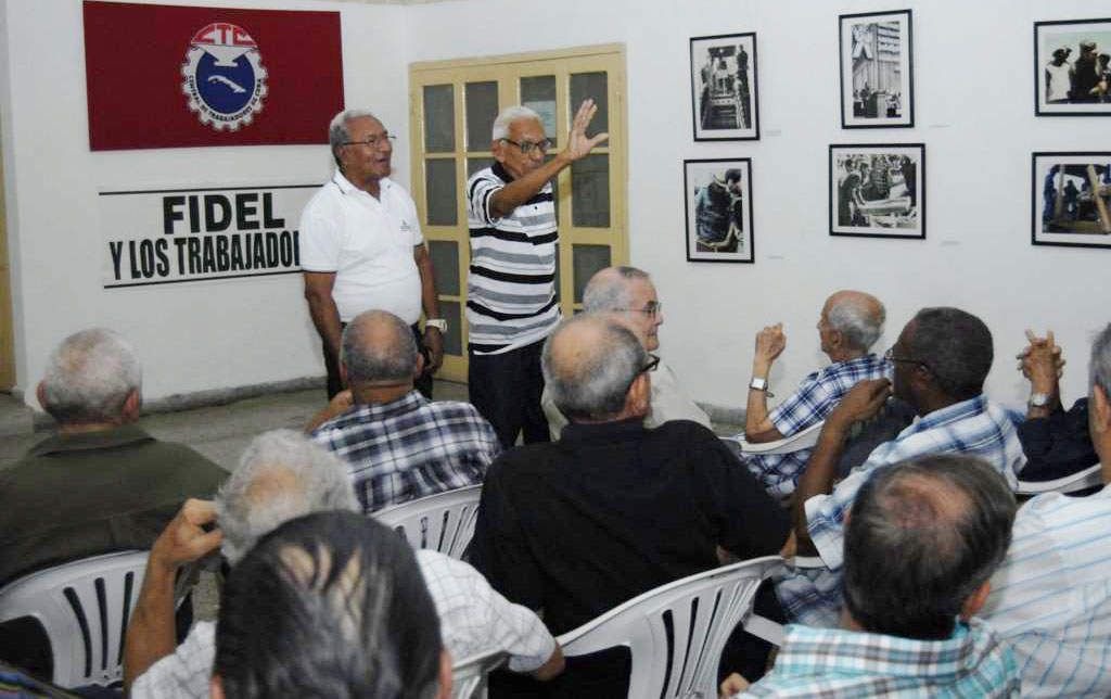 Veteranos dirigentes sindicales conocieron detalles acerca del Palacio de Torcedores, emblemática reliquia del devenir del proletariado cubano. Foto: Heriberto González Brito