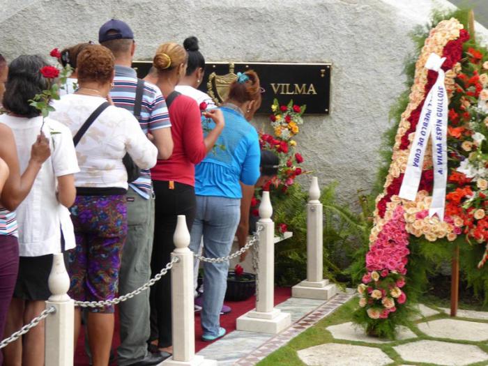 En nombre del pueblo de Cuba, dirigentes de la FMC y pobladores de Mayarí Arriba rindieron tributo a Vilma Espín. Foto: Eduardo Palomares
