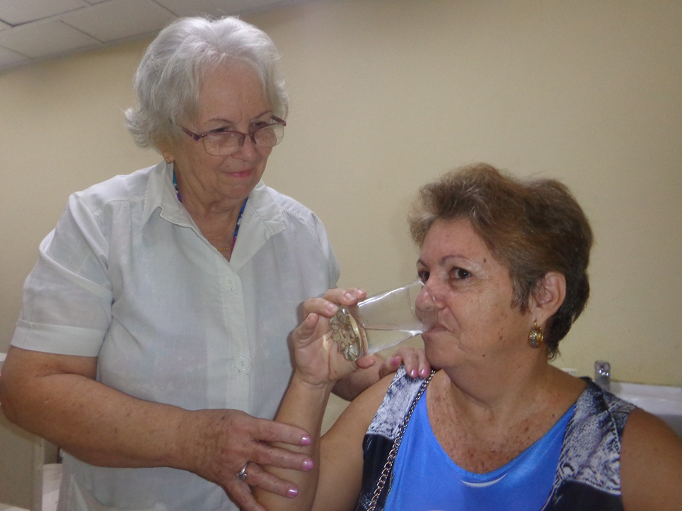 En su consulta de MNT la doctora Vallejo inicia a los pacientes en el conocimiento de las bondades de la terapia del agua. Foto: Betty Beatón Ruiz