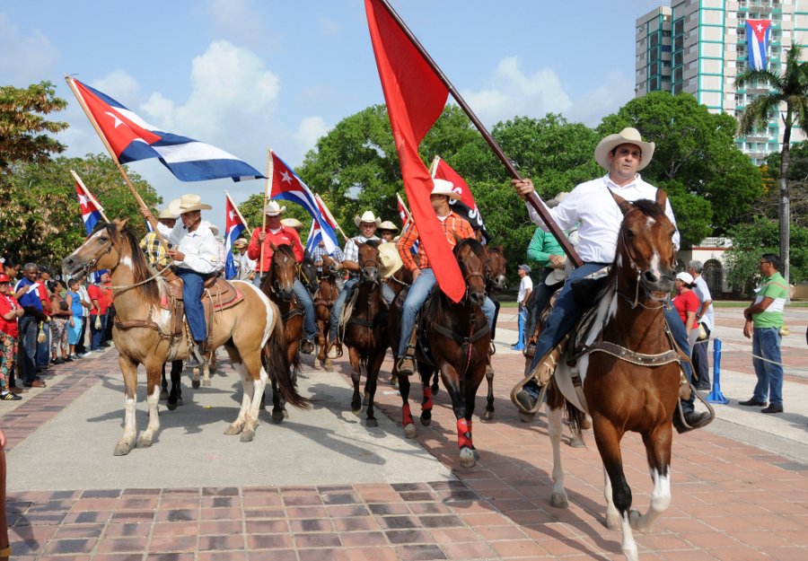 Detrás de los jóvenes que iniciarán la marcha por el Primero de Mayo marcharán los trabajadores del sector agropecuario con la premisa de avanzar en la producción de alimento. Foto: Orlando Durán Hernández