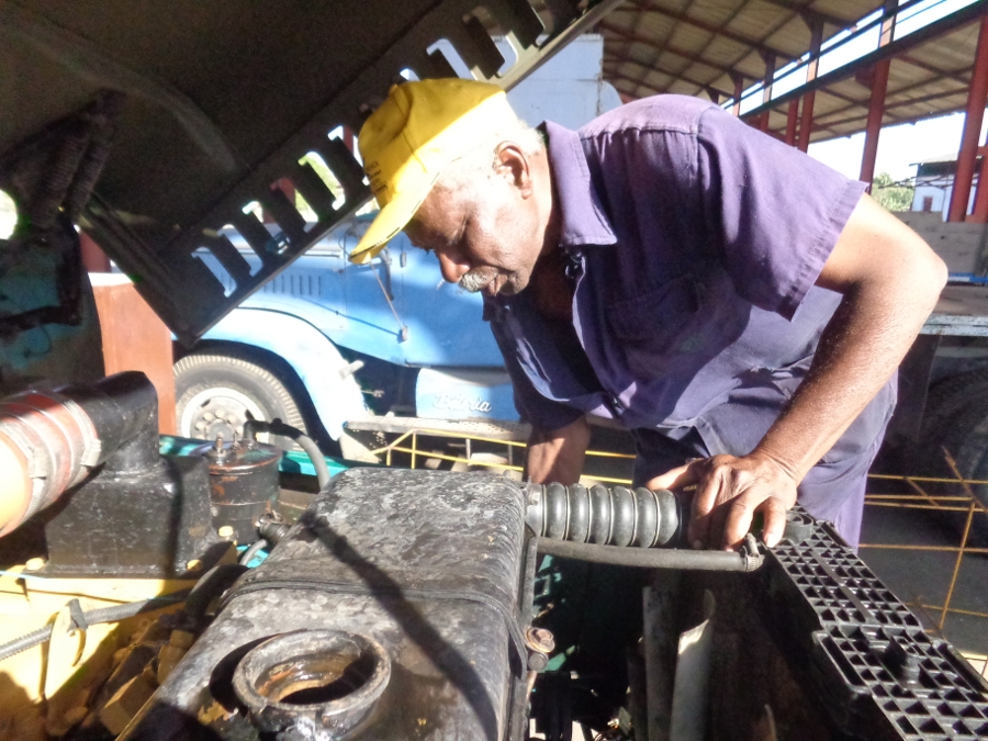 A pesar de sus 70 años Jaime prefiere seguir trabajando y supervisando de cerca las reparaciones de las máquinas. Foto: Gretel Díaz Montalvo