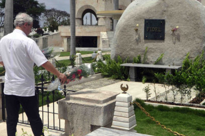 Frei Betto rinde honores a Martí y Fidel en Santiago de Cuba