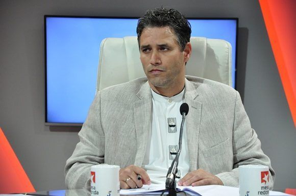 Ricardo Limias Díaz, Director de Inversiones del INRH, explicó que varios países se han visto en la necesidad de incrementar su potencial hídrico a partir del despliegue de la tecnología de la desalinización. Foto: Roberto Garaicoa/ Mesa Redonda.