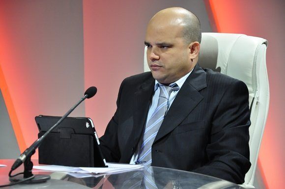 Javier Toledo Tápanes, delegado de Recursos Hidráulicos en la provincia de La Habana explicó que en la estrategia en La Habana está prevista la rehabilitación de las redes y de las conductoras que llevan en funcionamiento más de 80 años, además de la supresión de salideros. Foto: Roberto Garaicoa/ Mesa Redonda.