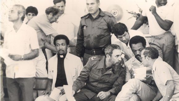El Comandante en Jefe Fidel Castro, junto al reverendo Raúl Suárez. Foto: Cortesía CMLK.