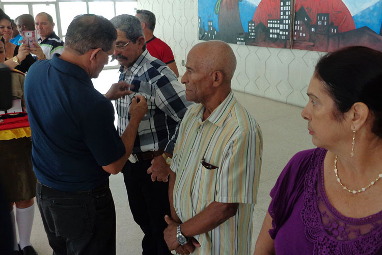 Entrega medallas a trabajadores pinareños destacados. Foto: Eduardo González Martínez