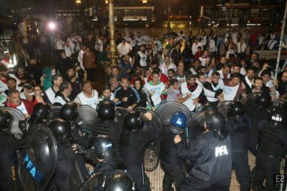 Reprimen a docentes argentinos frente al Congreso