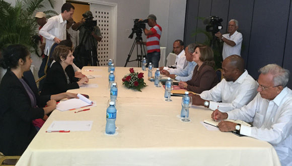 La Relatora Especial de Naciones Unidas, Maria Grazia Giammarinaro, dialoga con la titular del Ministerio de Justicia, María Esther Reus. Foto: María del Carmen Ramón/ Cubadebate