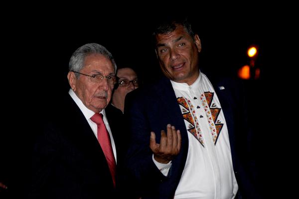 Raúl despide al presidente de Ecuador, Rafael Correa, en el aeropuerto internacional José Martí. Foto: Omara García Mederos