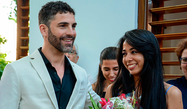 La diseñadora Amalia Martínez (D), recibió el Gran Premio del Concurso Design Havana 2017, en acto realizado en La Habana, Cuba. Foto: Abel Padrón Padilla