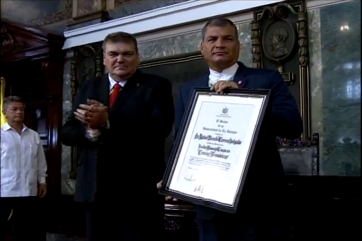 Tengan la seguridad que mi país ya manda el pueblo ecuatoriano.