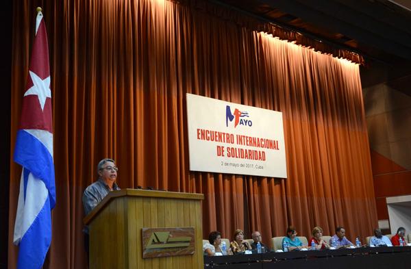 Ulises Guilarte De Nacimiento (en el podio), secretario general de la Central de Trabajadores de Cuba (CTC), durante su intervención en el Encuentro Internacional de Solidaridad, realizado en ocasión de la celebración del Día del Proletariado Mundial, en el Palacio de Convenciones, en La Habana.Foto: Abel Padrón Padillo
