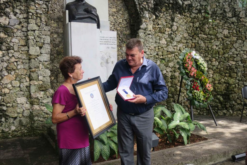 La profesora Dra. Francisca López Civeira recibió la condecoración. Foto: Alejandro Benítez Guerra