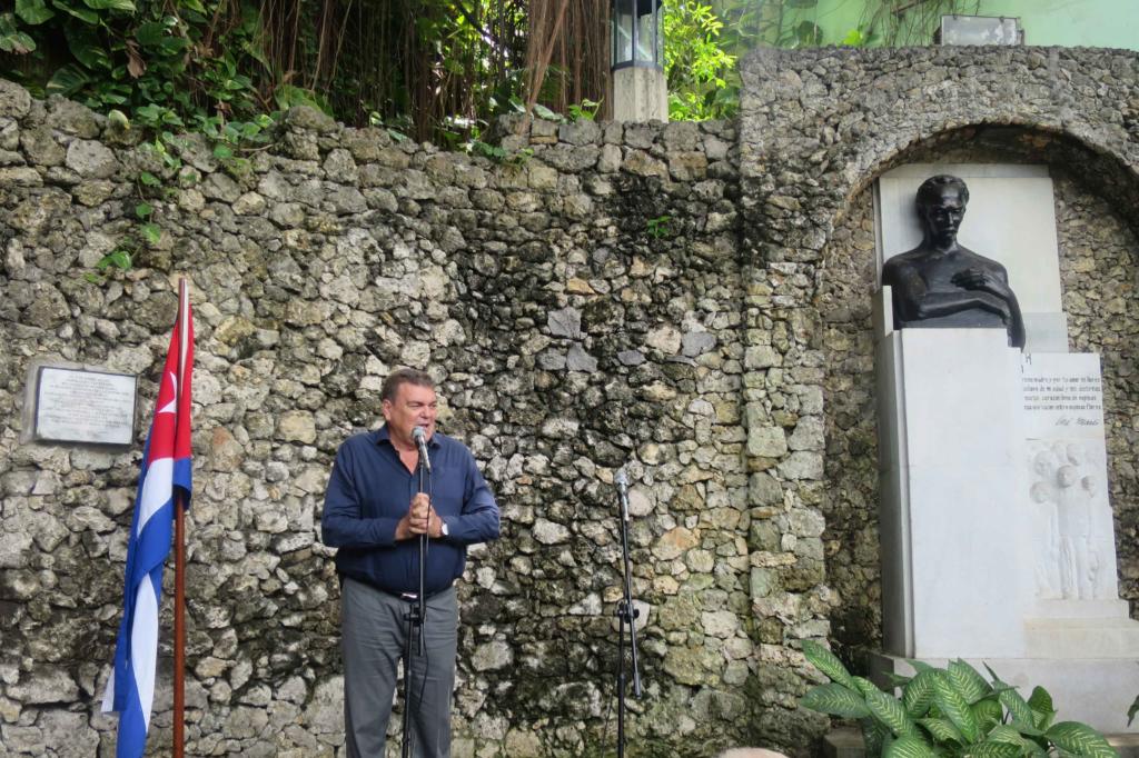 El Dr. Gustavo Cobreiro, rector de la Universidad de La Habana, agradeció la medalla y la entregó a la Fragua Martiana. Foto: Alejandro Benítez Guerra