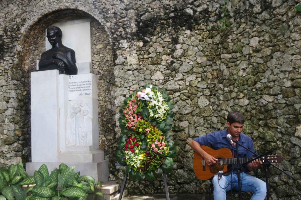 La tarde fue amenizada con la música del trovador Ernesto Valdés. Foto: Alejandro Benítez Guerra
