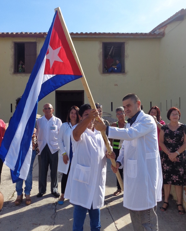 El secretario general del Sindicato Nacional de Trabajadores de la Salud, Santiago Badía, entregó la Bandera a Gloria Martínez Salcedo.  Foto: Noryis