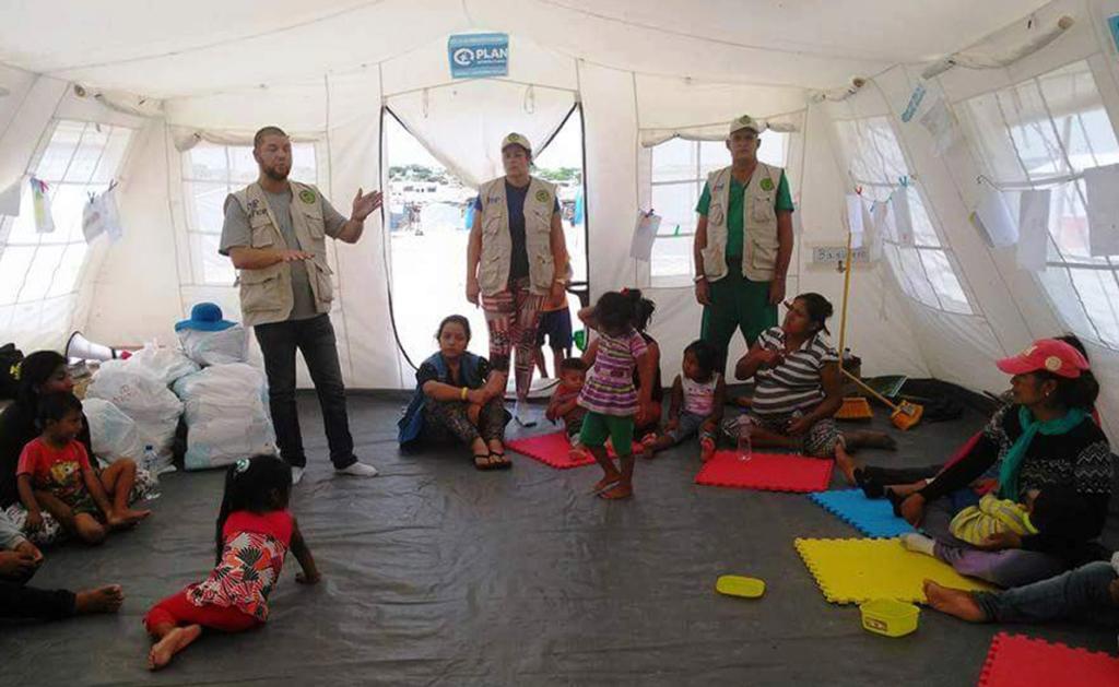 Charlas educativas para preservar la salud son impartidas en los campamentos de refugiados.