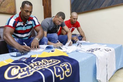 Contratan a nueve peloteros cubanos para Canadá