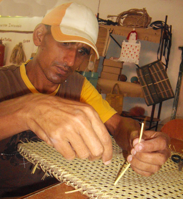 Una pajilla diaria para muebles de madera produce un trabajador, los otros obreros esperan inactivos por la materia prima en el taller para discapacitados. Foto: José Luis Martínez Alejo