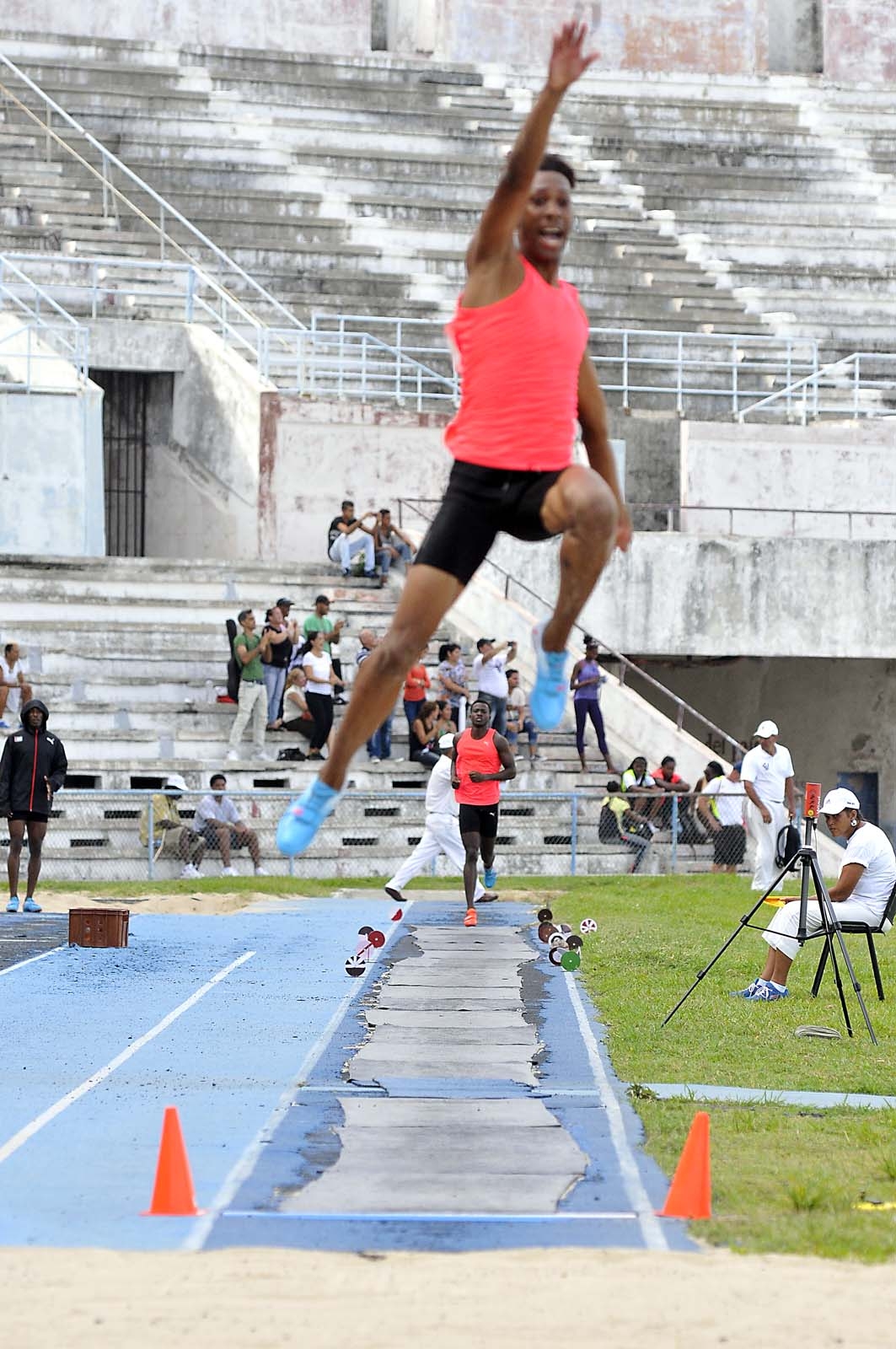 Juan M. Echevarría, lo mejor de la tercera jornada con 8,12 en salto de longitud. Foto: José Raúl Rodríguez Robleda