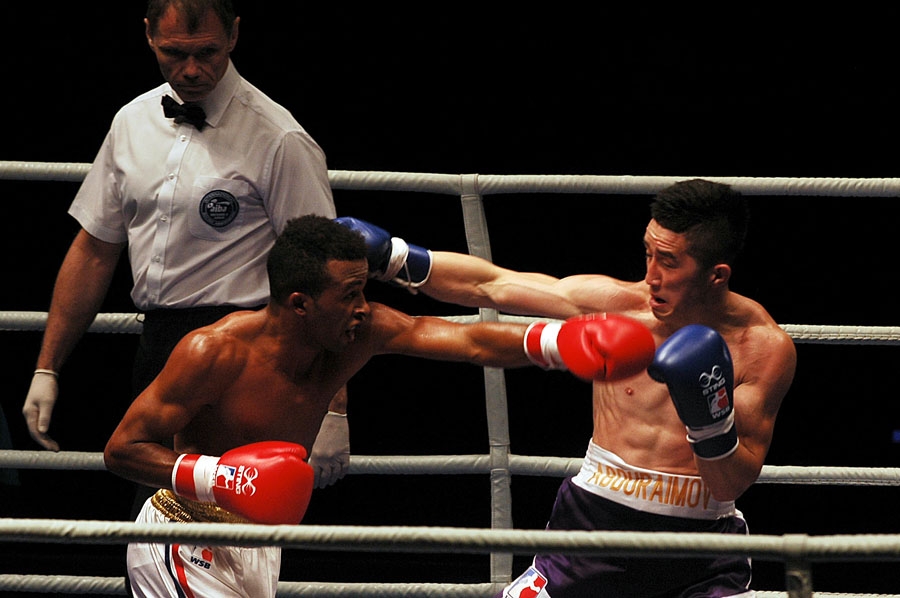 Lázaro Álvarez le dio una verdadera paliza sobre el ring a Elnur Abduraimov. Foto: César A. Rodríguez