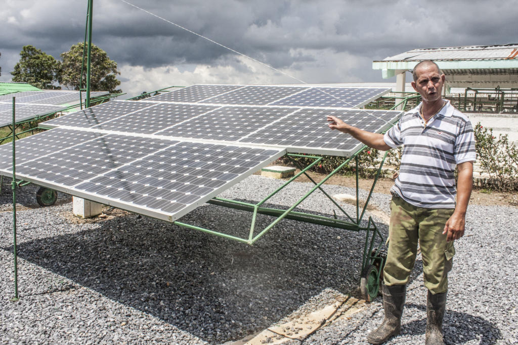 La agricultura intensifica la instalación de paneles solares para el calentar el agua y generar electricidad. Foto: René Pérez Massola