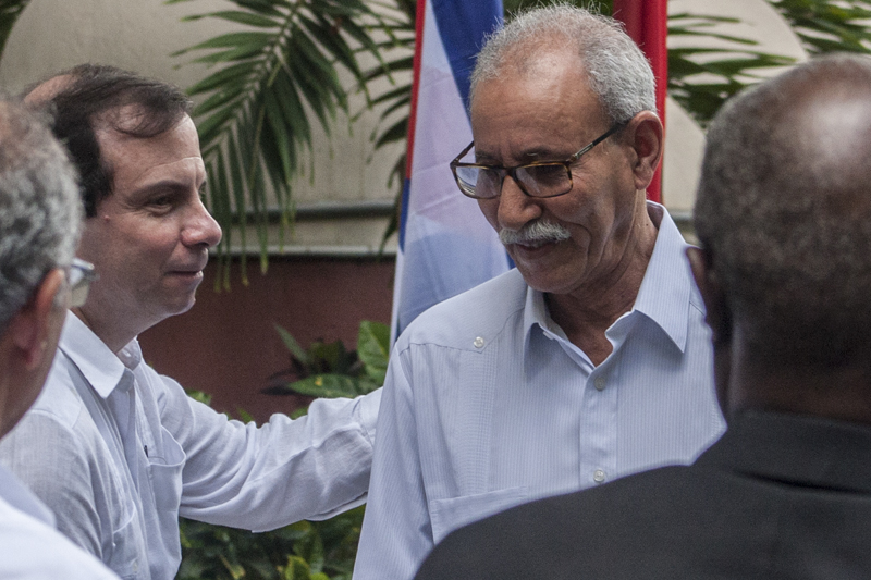 Fernando González Llort, presidente del ICAP, saluda a Brahim Ghali. Foto: Reno Massola