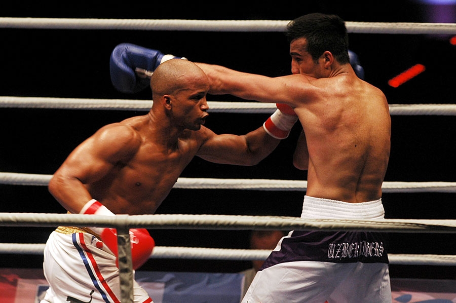 Roniel Iglesias mayoreó también en los 69 kg a Shakhram Giyasov. Foto: César A. Rodríguez