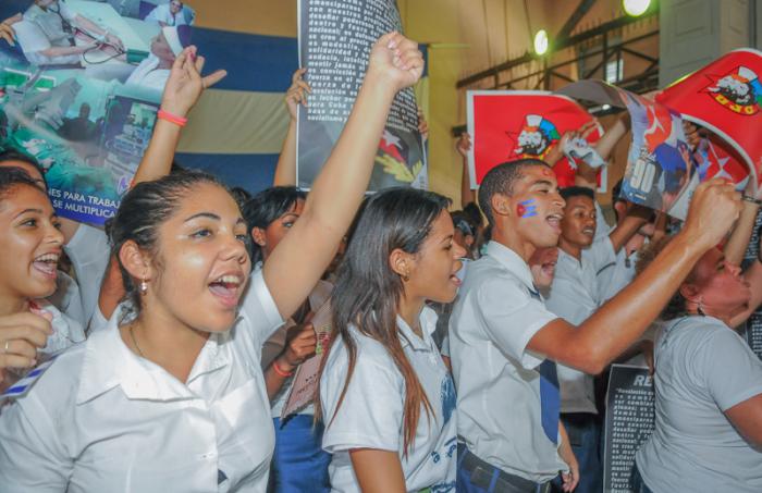 Ratifican jóvenes capitalinos su apoyo al proceso revolucionario